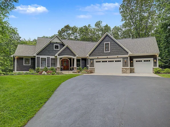 547 Roundtree Dr NE, Ada, MI 49301