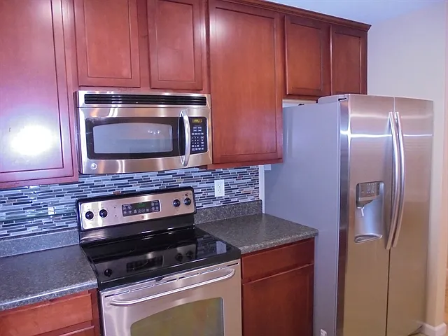 4 bed, 2.5 bath, 2670 sqft, $2,770 — Photo 3