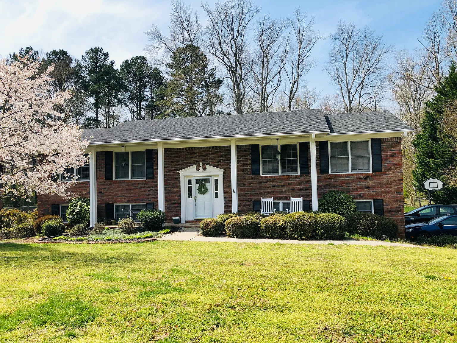 4 bed, 2541 sqft, $4,400 — Photo 3