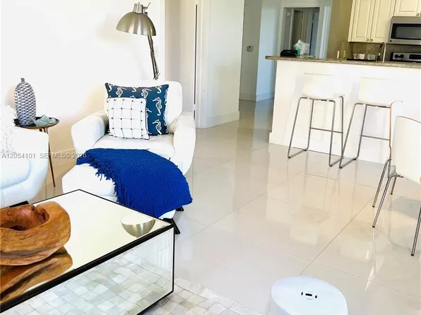 19901 E Country Club Dr, Aventura, FL