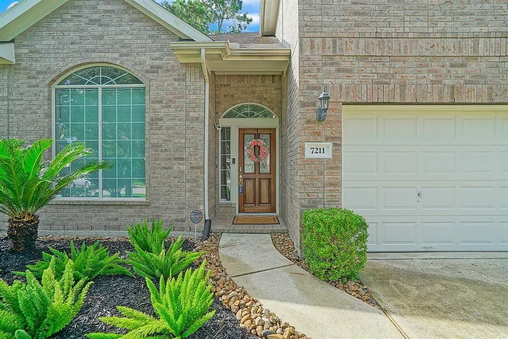 3 bed, 2.5 bath, 2420 sqft, $2,375 — Photo 3