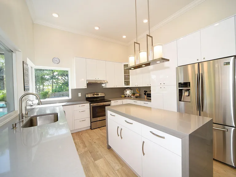 110 SW 11th Ave — Photo 7