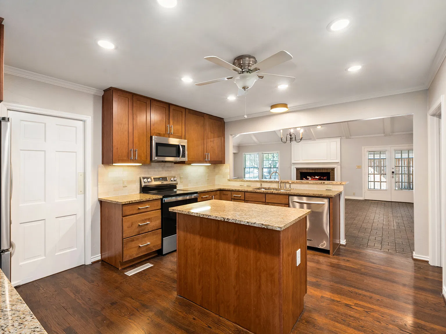 5 bed, 3.5 bath, 3192 sqft, $9,950 — Photo 3
