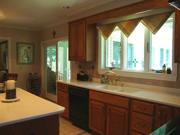 3rd image of 10 Wellington Drive