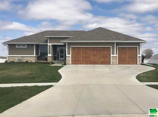 506 Kingston Cir, Sergeant Bluff, IA 51054