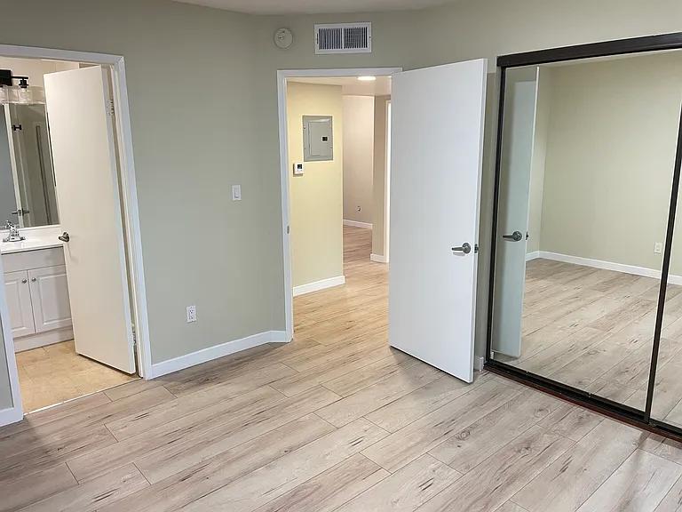 520 W Elk Ave #201 — Photo 13