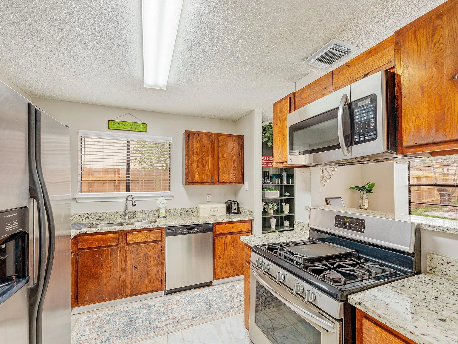 3 bed, 1822 sqft, $3,800 — Photo 4