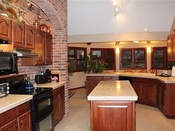 2nd image of 331 Cottonwood Pl