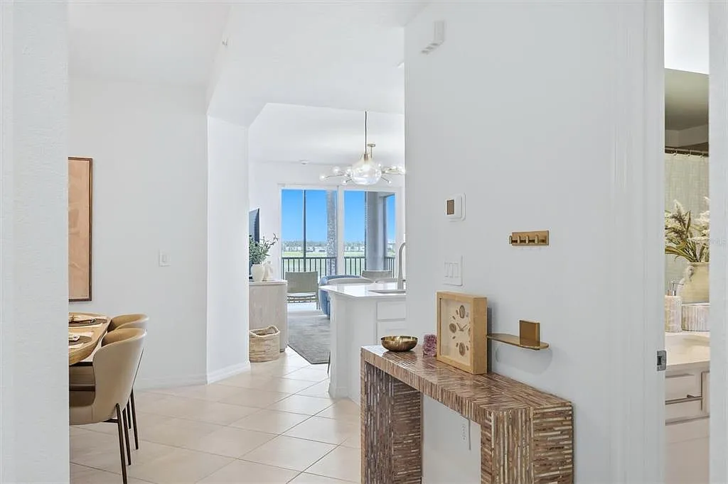 3 bed, 2.0 bath, 1301 sqft, $2,750 — Photo 3