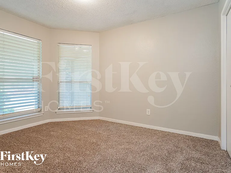 5304 Tamarack Ct — Photo 15
