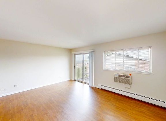4th image of 680 Marilyn Ave APT 207