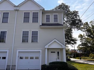 967 Tunxis Hill Rd, Fairfield, CT 06825