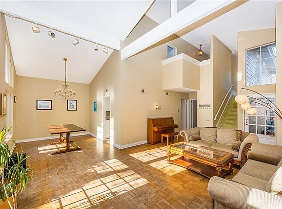 5th image of 1095 Glen Cir