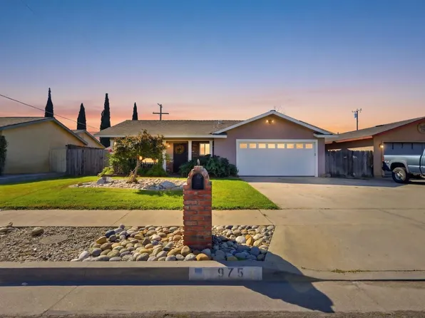 975 Salem Dr, Hanford, CA 93230