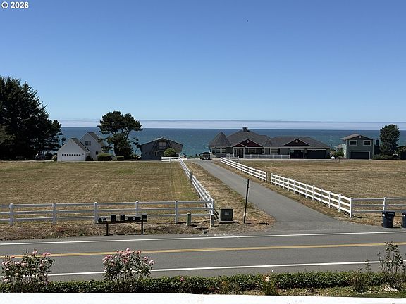 5th image of 15275 Oceanview Dr