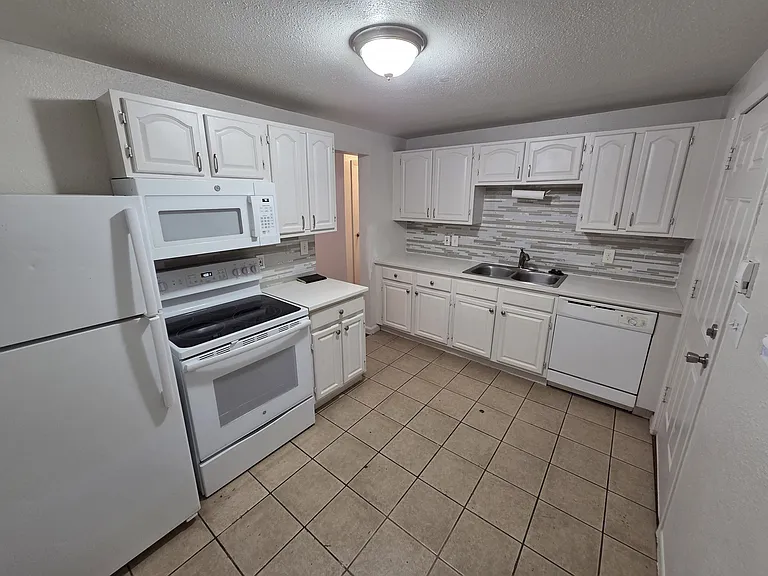 1132 Xanthia St #1132 — Photo 2