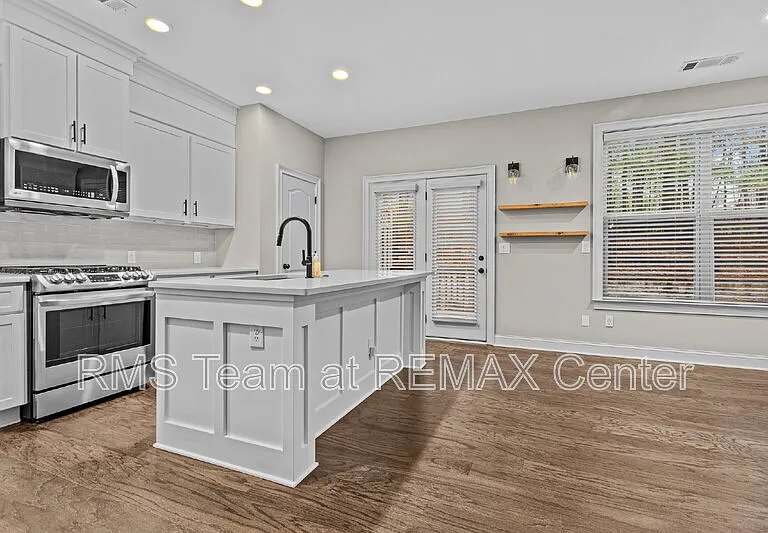3209 Hallmark Ln — Photo 4