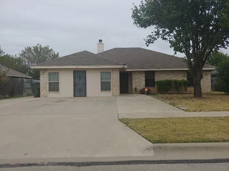 1901 Sandstone Dr
