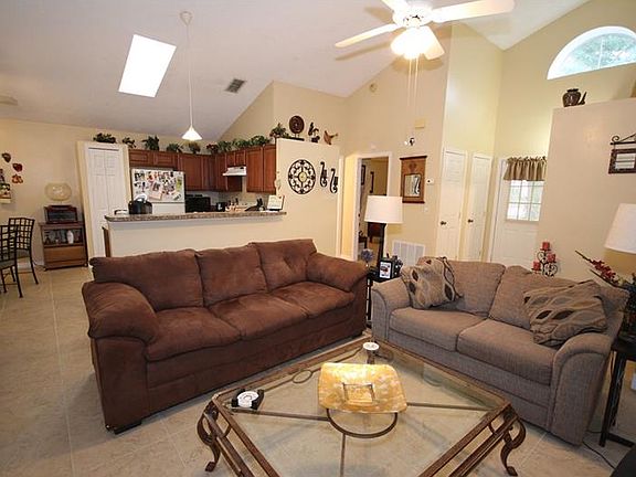 3rd image of 557 Remington Oak Dr