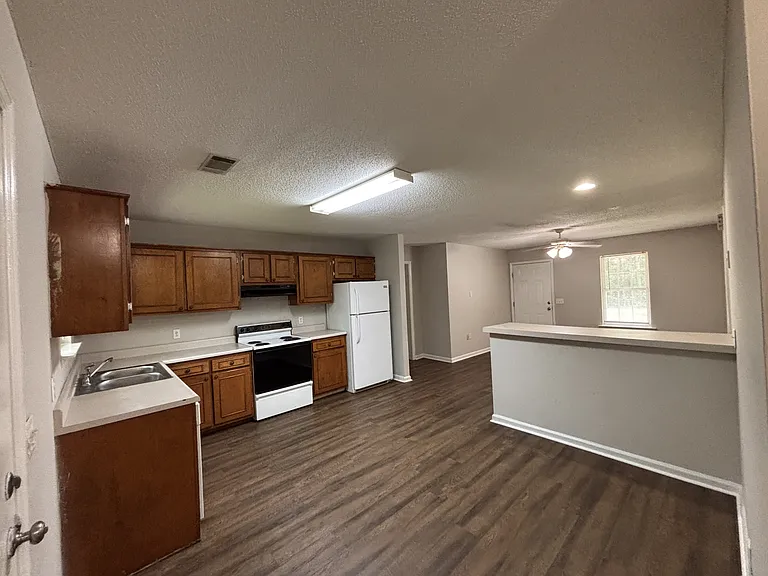 201 Maderia Ct — Photo 5