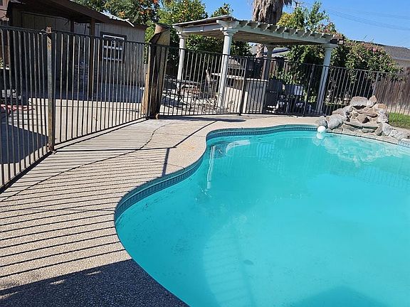 3rd image of 5037 Perez St