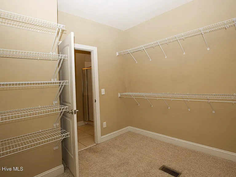 16 Montrose Ct — Photo 40