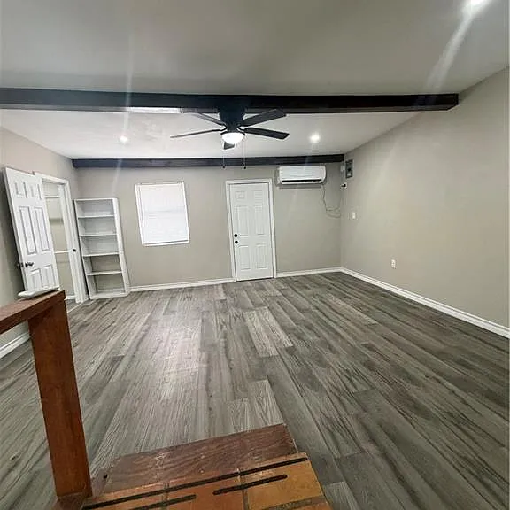 700 E Sam Houston Blvd — Photo 11