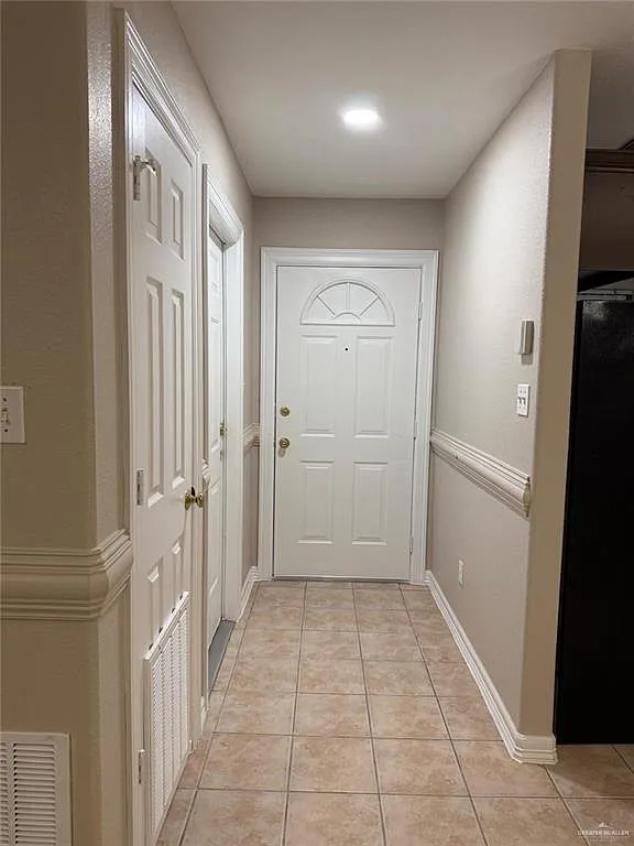 2 bed, 2.0 bath, 1896 sqft, $1,150 — Photo 2