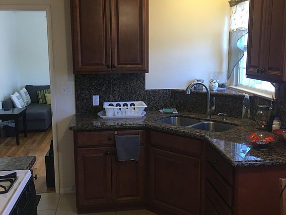 4th image of 2654 Montrose Ave #2645
