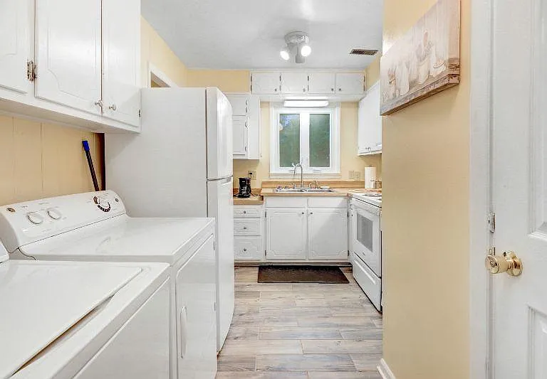 washer/dryer, kitchen