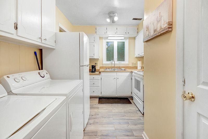 washer/dryer, kitchen