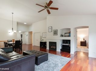 2970 Farmington Dr, Lindenhurst, IL 60046