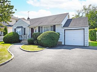 8 Colony St, Hicksville, NY 11801
