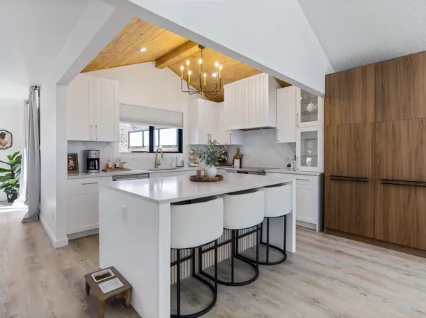 38 Woodcrest Ave, Saint Albert, AB T8N 3H5