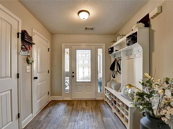 2nd image of 204 Lynn Rd