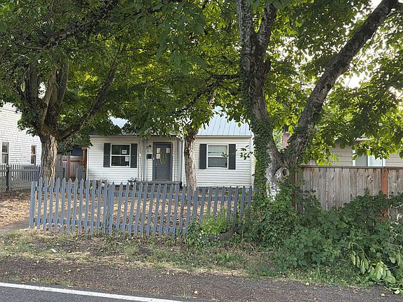 2nd image of 3925 NE 105th Ave
