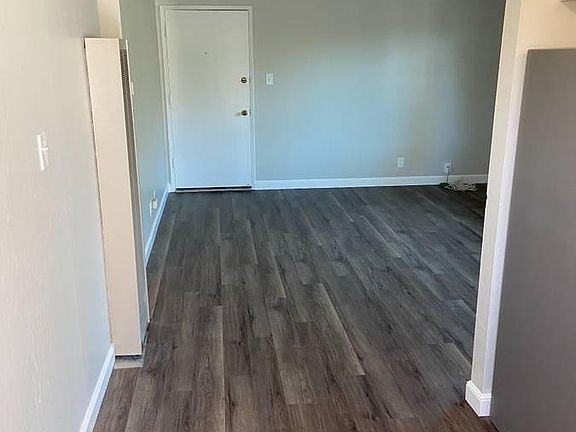 2nd image of 921 Ravenscourt Ave