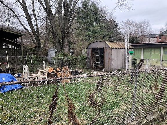 3rd image of 210 W 22nd St