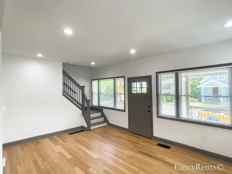 3335 Hewitt Crescent St — Photo 4