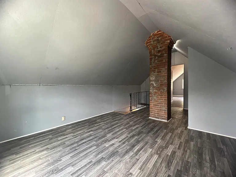 2230 Francis St — Photo 10