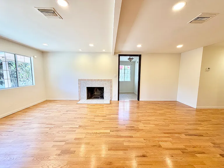 3774 La Crescenta Ave — Photo 7