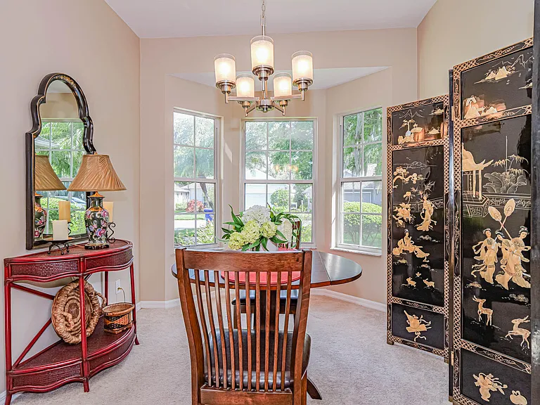 335 Hawthorne Ln — Photo 15