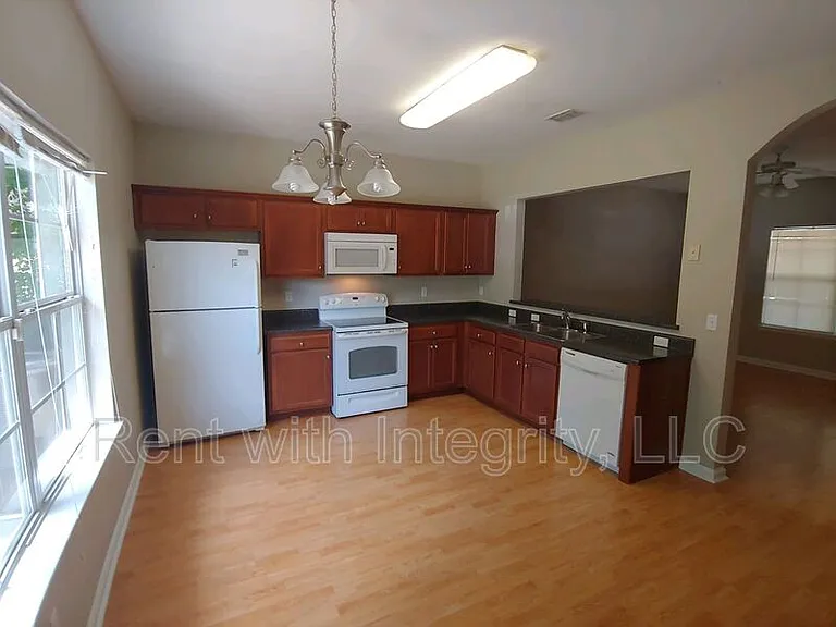 1231-2 Lake Ave — Photo 2
