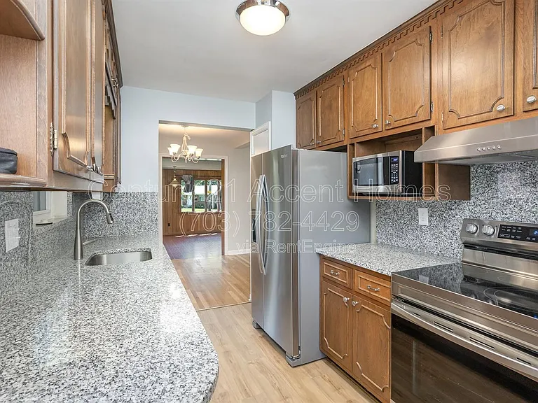 3233 Holly Hill Dr — Photo 11