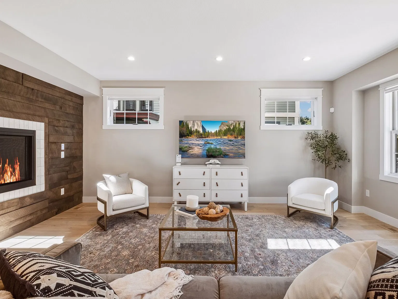 5 bed, 3703 sqft, $6,400 — Photo 3
