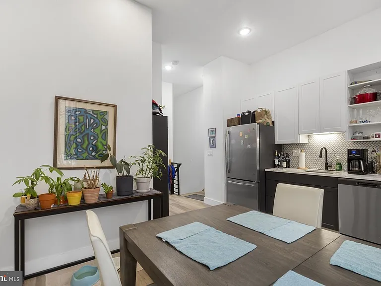 212 Catharine St #1 — Photo 4