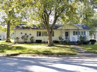 405 NE 2nd St, Casey, IL 62420