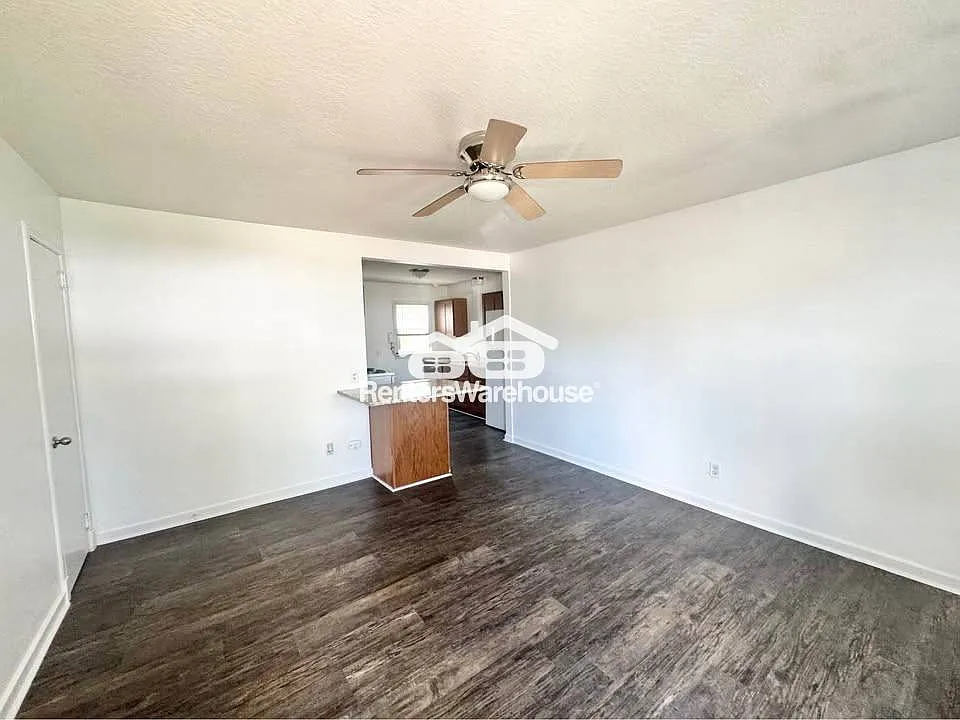 One Bedroom Apartment- Newton — Photo 4