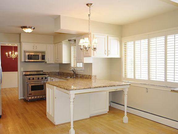 Bright Kit Opens to Family R