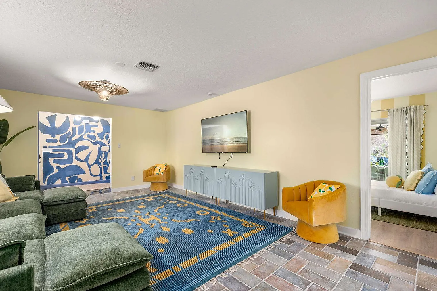 5 bed, 3.0 bath, 2077 sqft, $10,650 — Photo 2